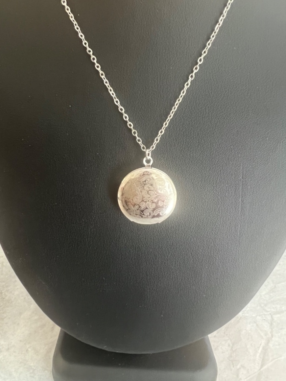 Sterling Silver Round Pendant Necklace - Silver NWT - Picture 2 of 7